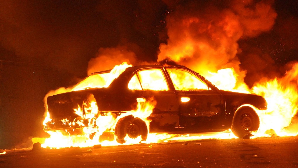 Lángol egy autó az M2-esen!